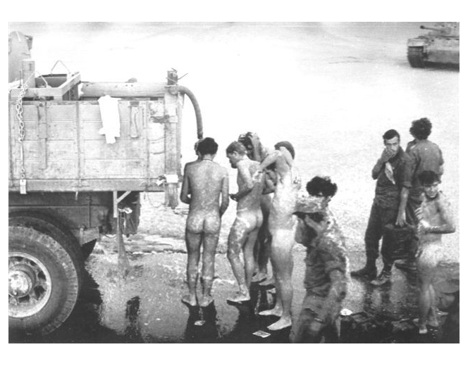 מקלחת ראשונה ביום סיום המלחמה - גדוד 1